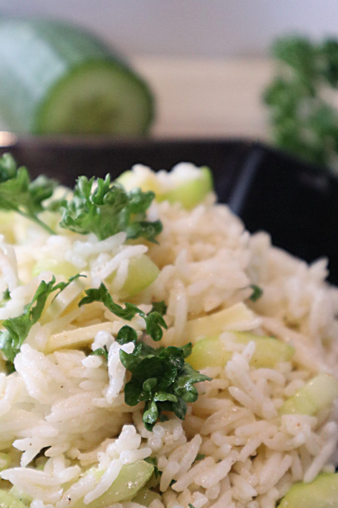 Schnell zubereiteter Reissalat mit Gurke, Zucchini und Butterkäse. Super als schneller Mittags-Imbiss zuhause oder im Büro.