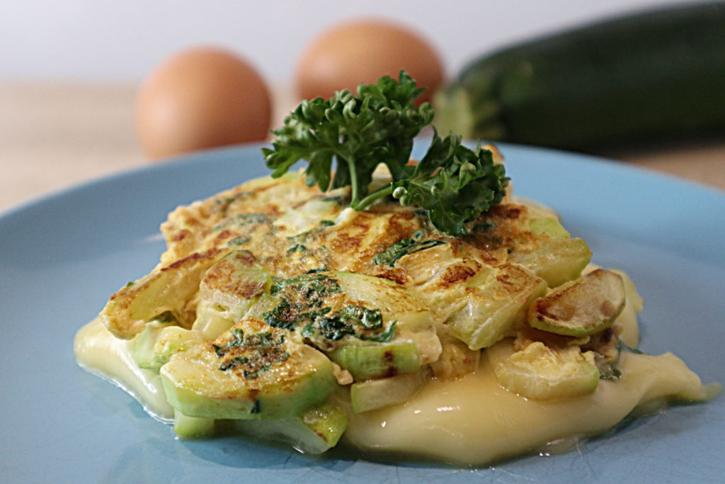 Schnell zubereitetes, leckeres Zucchini-Käse-Omelett als Mittagessen. Kann histaminarm mit Wachteleiern zubereitet werden.