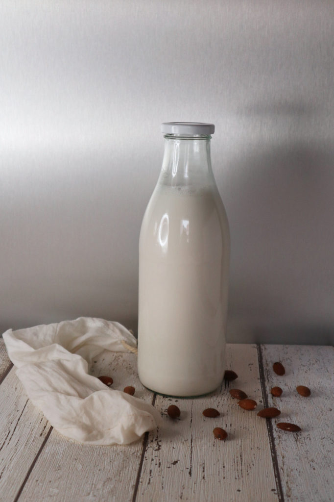 Ihr möchtet eure Pflanzenmilch nicht mehr kaufen sondern ganz einfach selbst machen? Mit diesem Rezept für selbst gemachte Mandelmilch könnt ihr los legen!