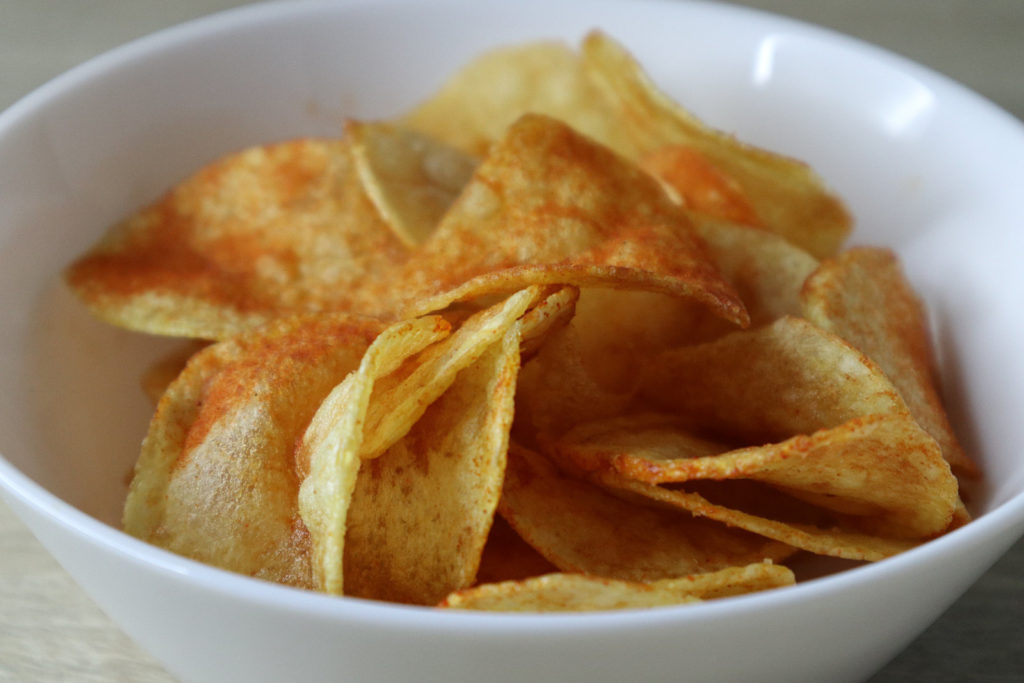 Selbst gemachte Chips schmecken so lecker! Da kommen gekaufte nicht mit. Zudem könnt ihr sie histamin- und fructosearm zubereiten.