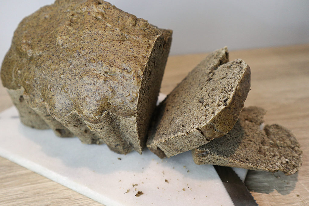 Dieses Hanf-Dinkel-Brot ist ohne Hefe mit ganz wenigen Zutaten schnell zubereitet und gebacken. Es ist histamin- und fructosearm.