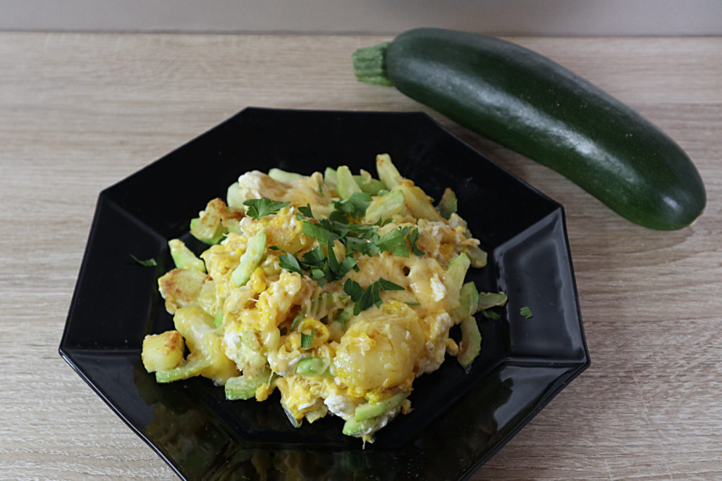 Ihr sucht ein schnelles warmes Mittag- oder Abendessen? Dieses Rührei mit Kartoffeln und Zucchini ist super einfach und schnell gemacht!