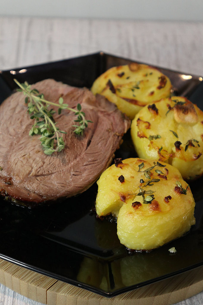 Meine Lammkeule vom Grill mit Röstkartoffeln eignet sich hervorragend als Partygericht oder auch für eine Festtafel an Feiertagen.