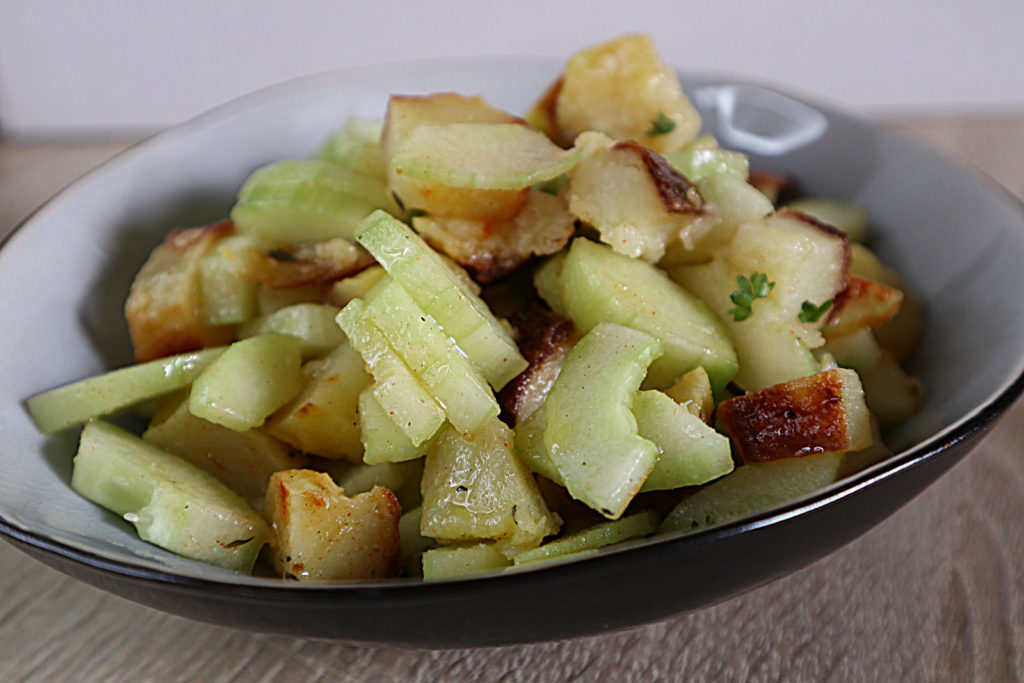 Ideal für die Resteverwertung ist dieser Bratkartoffel-Salat mit Gurke. Er ist histamin- und fructosearm, zudem laktose- und glutenfrei.