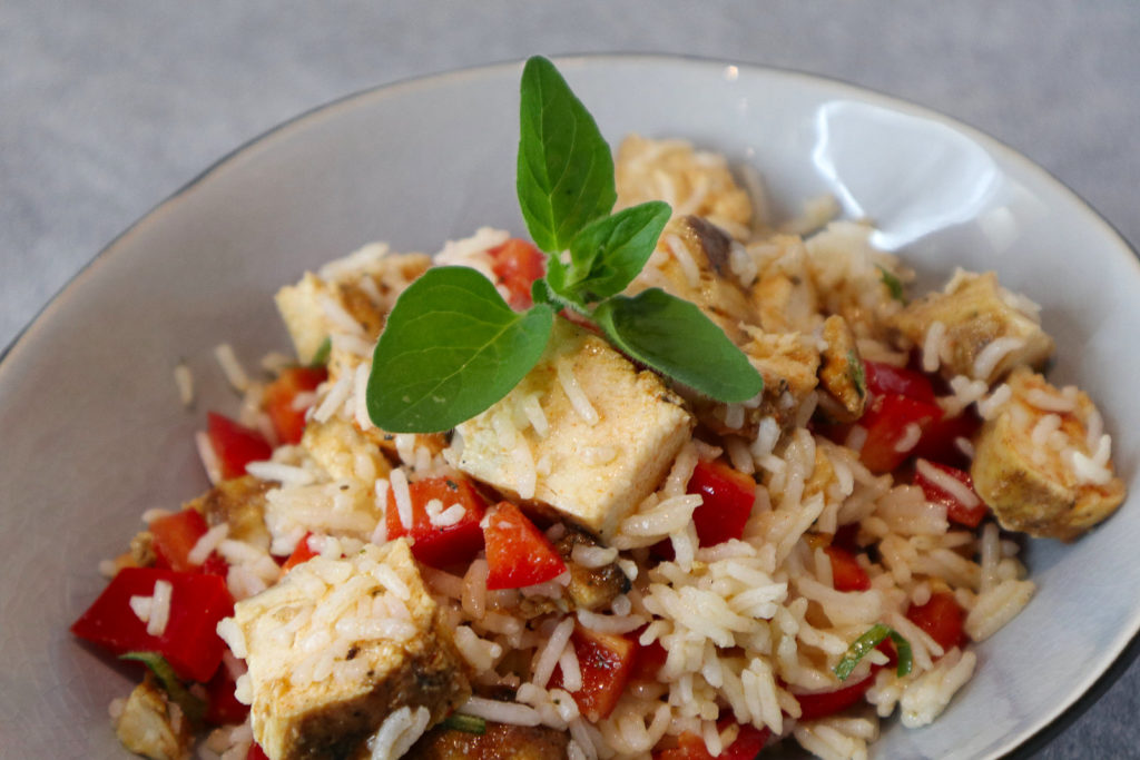 Dieser Reissalat mit Huhn und Paprika eignet sich super für die Resteverwertung vom Vortag und als leckere Pausenmahlzeit. Er wird histaminarm zubereitet.