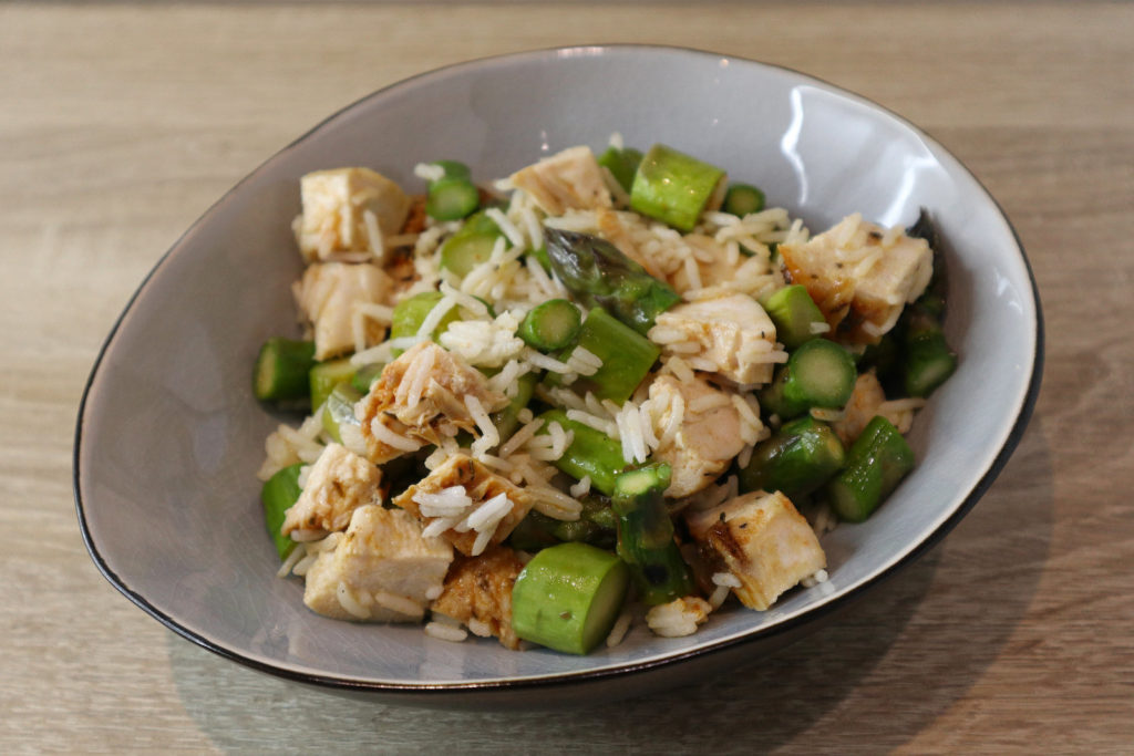 In diesem Spargel-Reis-Salat könnt ihr Reste vom Vortag super verarbeiten. Das Rezept ist histamin- und fructosearm sowie gluten- und laktosefrei.