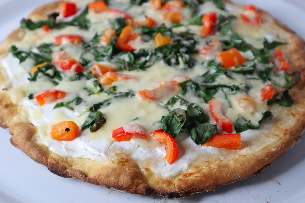 Pizza vom Grill ist sowas von lecker! Riecht und schmeckt wie von einer guten Pizzeria. Die Pizza ist histamin- und fructosearm.