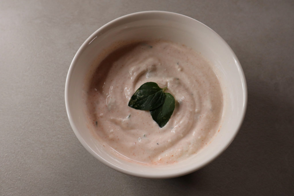 Ziegenjoghurt-Frischkäse-Soße passt prima als Burgersoße oder auch als Dip für Puffer oder Gemüsesticks. Sie ist histamin- und fructosearm.