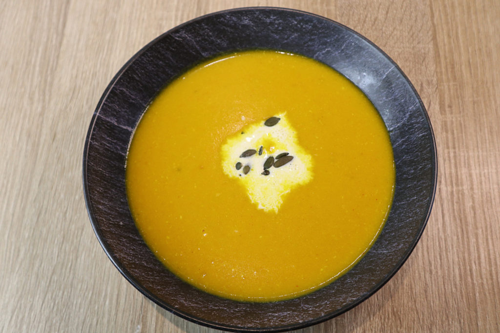 Diese leckere Kokos-Kürbis-Suppe passt hervorragend zum Herbst. Sie ist histamin- und fructosearm und kann laktosefrei zubereitet werden.
