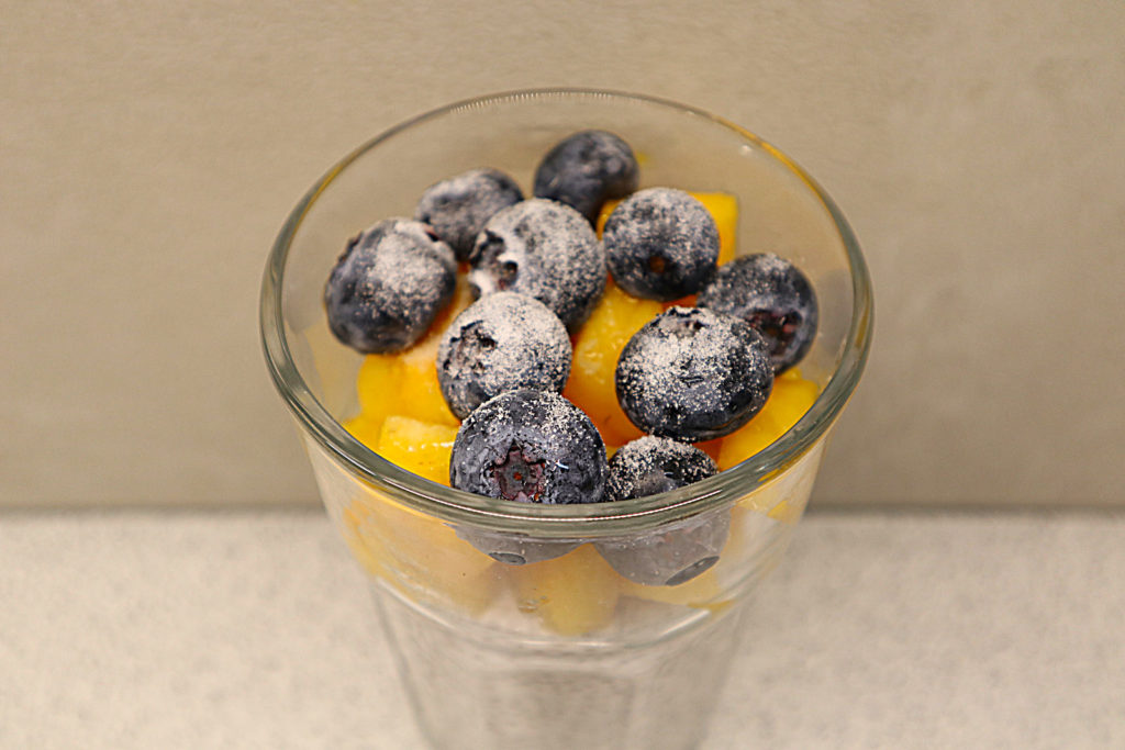 Hier habe ich eine leckere Frühstücks-Idee für euch: Es gibt Chia-Pudding mit Obst. Er ist histamin- und fructosearm, gluten- und laktosefrei