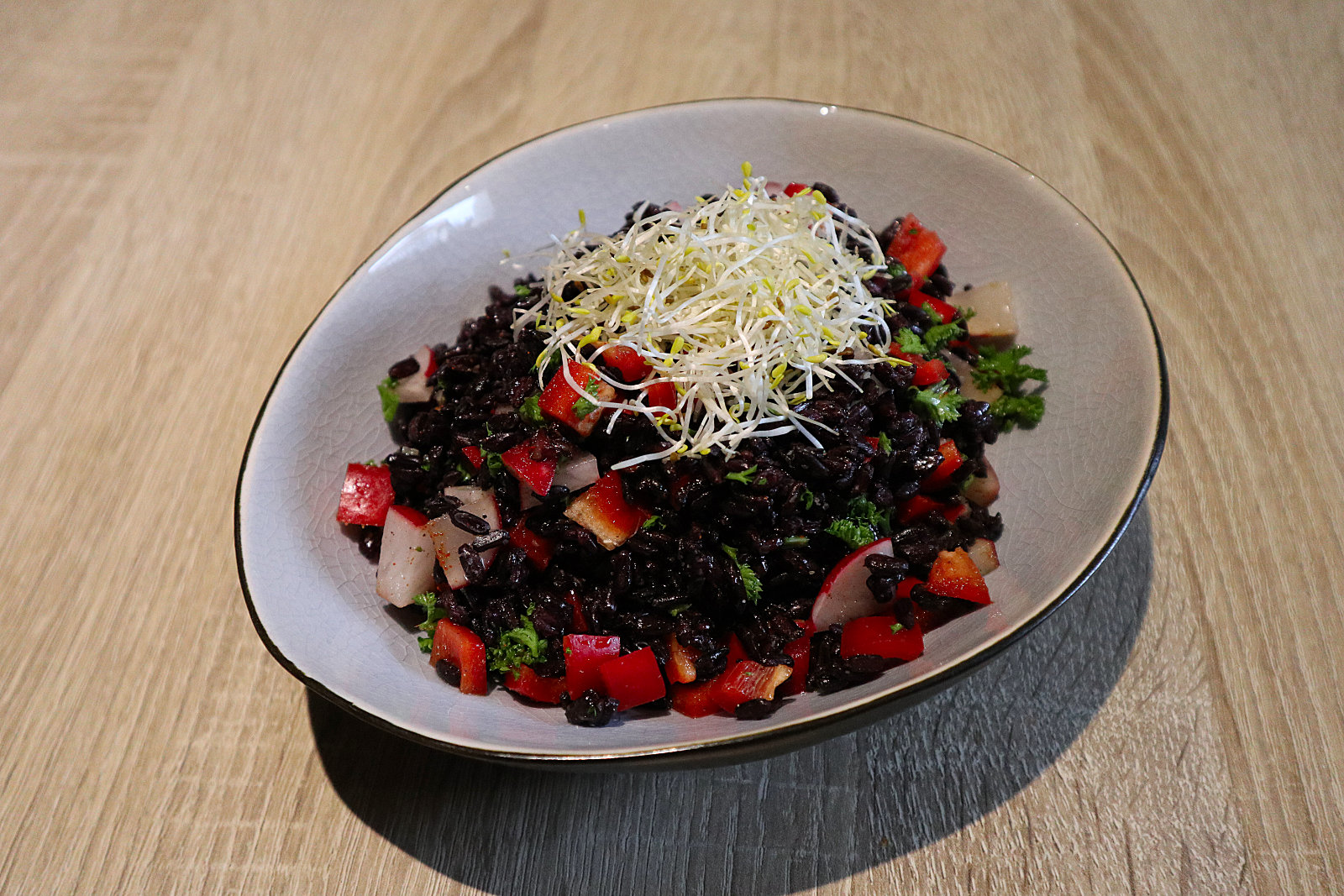 Salat mit schwarzem Reis