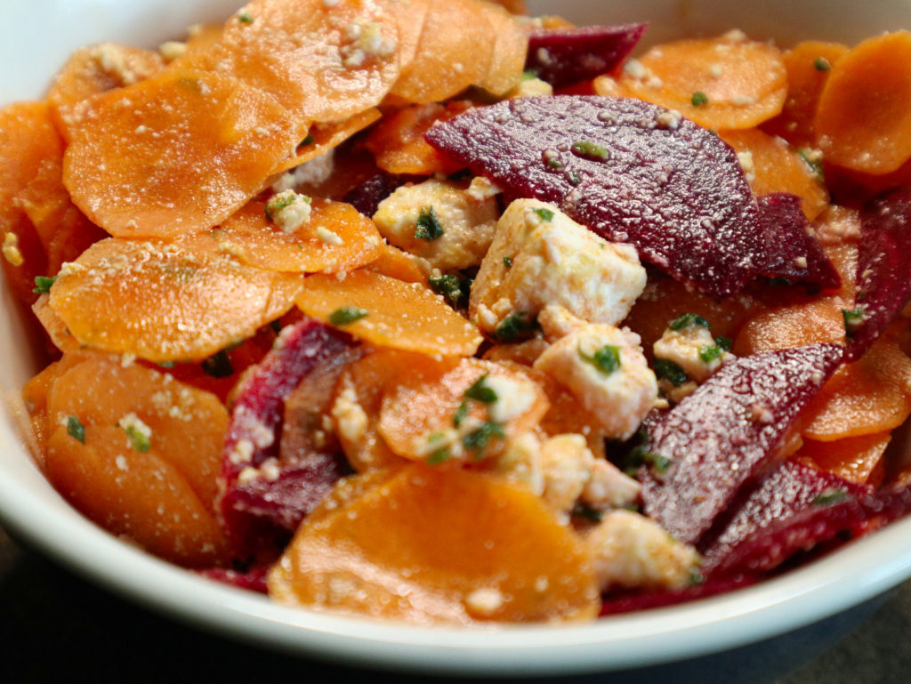 Hier habe ich eine leckere Idee für einen Rohkost-Salat für euch: Es gibt einen histaminarmen Karotten-Rote Bete-Salat.