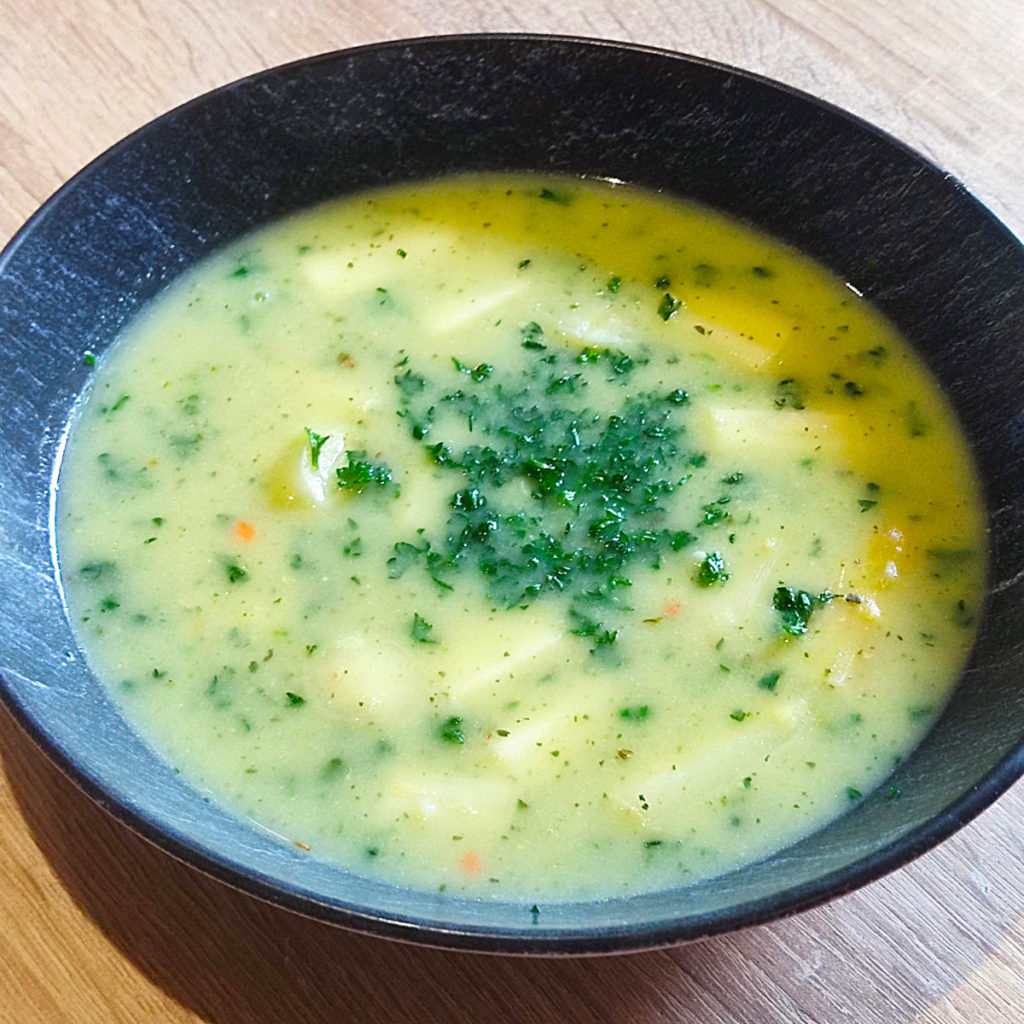 Diese Spargel-Creme-Suppe ist sehr schnell zubereitet und zudem histamin- und fructosearm sowie laktose- und glutenfrei.