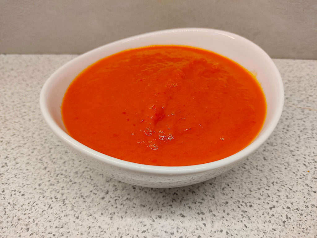 Dieses leckere Ajvar mit Zucchini ist histaminarm und kann als Ersatz für Tomatensoße, Soße auf Pizza oder als Dip verwendet werden.