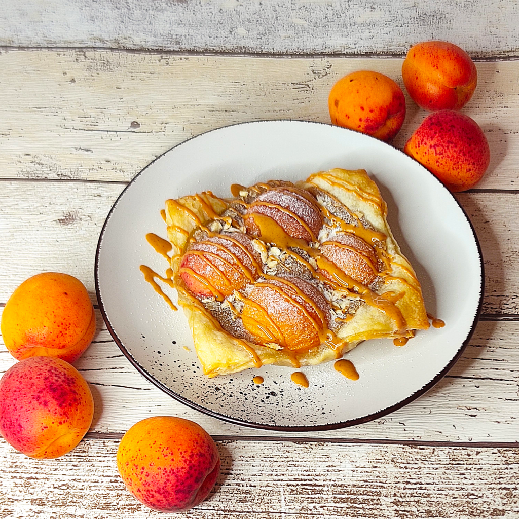 Diese Aprikosen-Blätterteig-Teilchen sind sowas von lecker und ganz schnell gebacken! Ich wünsche dir einen guten Appetit!