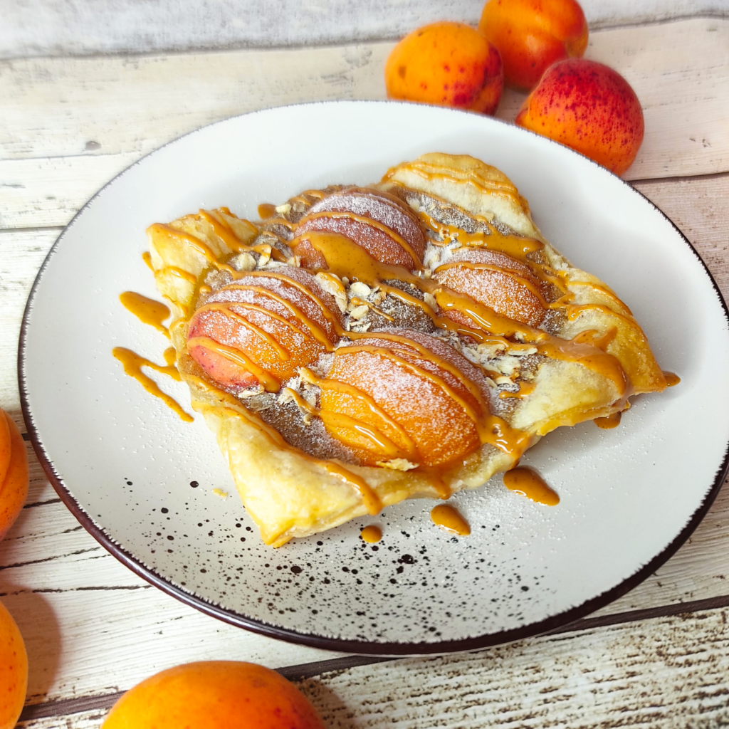 Diese Aprikosen-Blätterteig-Teilchen sind sowas von lecker und ganz schnell gebacken! Ich wünsche dir einen guten Appetit!